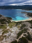 Drohnen-Luftaufnahme des wilden Strandes von Kalamitsi mit türkisfarbenem Wasser, Chalkidiki, Griechenland