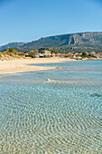 Strand von Plitra mit türkisfarbenem Wasser in Karavostasi im Süden Griechenlands, Peloponnes, Griechenland