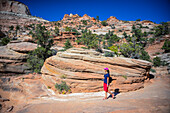 Junge kaukasische Frau auf dem Canyon Overlook Trail im Zion National Park, Utah