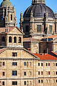 Clerecia-Kuppel, Glockenturm und historische Architektur in der Landschaft von Salamanca, Castilla y Leon.