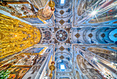 Sevilla, Spanien, 15. Mai 2022, Barockes Kircheninnere mit goldenem Altaraufsatz, kunstvoller Kuppel und architektonischen Details.