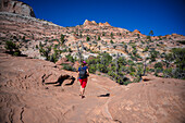 Junge kaukasische Frau auf dem Canyon Overlook Trail im Zion National Park, Utah