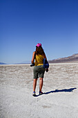 Junge kaukasische Frau im Death Valley Badwater Basin, Kalifornien