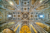 Sevilla, Spanien, 15. Mai 2022, Barockes Kircheninnere mit goldenem Altaraufsatz, kunstvoller Kuppel und architektonischen Details.