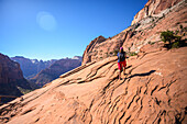 Junge kaukasische Frau auf dem Canyon Overlook Trail im Zion National Park, Utah