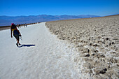 Junge kaukasische Frau im Death Valley Badwater Basin, Kalifornien