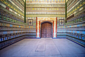 Sevilla, Spanien, 26. Juli 2022, Besichtigung des beeindruckenden Zaguán mit seinen kunstvollen historischen Fliesen im CAAC, einem ehemaligen Kloster auf der Isla de la Cartuja in Sevilla.
