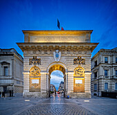 Montpellier, France, Aug 18 2022, Visitors admire the Triumphal Arch at twilight on Promenade du Peyrou, showcasing its historical and architectural beauty.