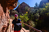 Junge kaukasische Frau auf dem Canyon Overlook Trail im Zion National Park, Utah