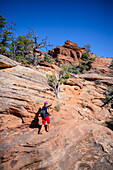Junge kaukasische Frau auf dem Canyon Overlook Trail im Zion National Park, Utah
