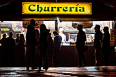 Sevilla, Spanien, 25. März 2016, In der Morgendämmerung des Karfreitags begrüßt ein Churro-Stand in Sevilla Frühaufsteher und heimkehrende Büßer und bietet warme Leckereien an.