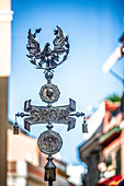 Der Senatus mit dem römischen Adler wird von der Macarena-Bruderschaft während der Karwoche in Sevilla, Spanien, aufgestellt.