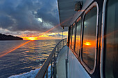 Blick auf den Sonnenuntergang von einem Boot aus, Vitu-Inseln in der Bismarcksee vor Neubritannien, im südwestlichen Pazifik, Rottock Bay, Papua-Neuguinea