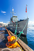 Ein historisches Kriegsschiff der norwegischen Marine liegt an der Aker Brygge vor Anker und zeigt einen schönen Tag im pulsierenden Hafen von Oslo.