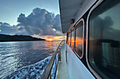 Blick auf den Sonnenuntergang von einem Boot aus, Vitu-Inseln in der Bismarcksee vor Neubritannien, im südwestlichen Pazifik, Rottock Bay, Papua-Neuguinea