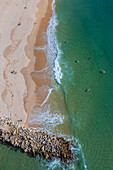 Luftaufnahme von Surfern in Peniche