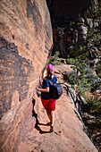Junge kaukasische Frau auf dem Canyon Overlook Trail im Zion National Park, Utah