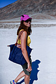 Junge kaukasische Frau im Death Valley Badwater Basin, Kalifornien
