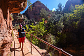 Junge kaukasische Frau auf dem Canyon Overlook Trail im Zion National Park, Utah