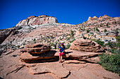 Junge kaukasische Frau auf dem Canyon Overlook Trail im Zion National Park, Utah