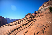 Junge kaukasische Frau auf dem Canyon Overlook Trail im Zion National Park, Utah
