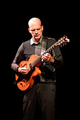 Sevilla, Spanien, 07. Juli 2022, Wolfgang Muthspiel spielt leidenschaftlich Akustikgitarre auf der Bühne und schafft eine künstlerische Atmosphäre.