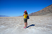 Junge kaukasische Fotografin im Death Valley Badwater Basin, Kalifornien