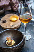 Ein dekadentes Dessert zusammen mit einem Glas Sherry-Wein ist der Höhepunkt eines Gourmet-Degustationsmenüs in einem eleganten Restaurant in Sevilla, Spanien.