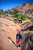Junge kaukasische Frau auf dem Canyon Overlook Trail im Zion National Park, Utah