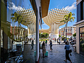 Sevilla, Spanien, 15. April 2025, Las Setas in Sevilla spiegelt sich wunderschön in einem Restaurantfenster in der Calle Puente y Pellon und verbindet modernes Design mit dem täglichen Leben.