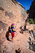 Junge kaukasische Frau auf dem Canyon Overlook Trail im Zion National Park, Utah