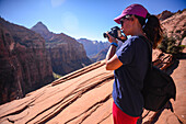 Junge kaukasische Frau auf dem Canyon Overlook Trail im Zion National Park, Utah