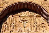 Detaillierte Steinmetzarbeiten an der Fassade der Kirche San Esteban in Salamanca, Castilla y Leon, Spanien.