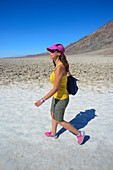 Junge kaukasische Frau im Death Valley Badwater Basin, Kalifornien