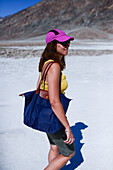 Junge kaukasische Frau im Death Valley Badwater Basin, Kalifornien