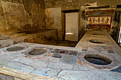 Thermopolium des Vetutius Placidus, Gebäude I.8.8, in den antiken römischen Ruinen von Pompeji, Italien. Ein Thermopolium war ein römisches Schnellrestaurant zum Mitnehmen von Speisen.