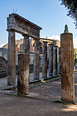Steinsäulen im Dreieckigen Forum, Gebäude VIII.7.30, in den antiken römischen Ruinen von Pompeji, Italien.