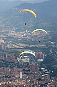 In Medellin, paragliding is practiced in strategic areas outside the urban area, such as Altos de San Félix and Matasanos. These areas, located on the outskirts of the city, have ideal climatic and topographic conditions for flying and enjoying impressive panoramic views of the Aburrá Valley, the slopes of the city of Medellin and the municipality of Bello, a town near this city.