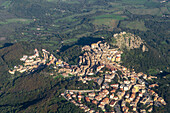 Luftaufnahme der Stadt Tolfa, nordwestlich von Rom, Italien.
