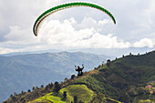 In Medellin, paragliding is practiced in strategic areas outside the urban area, such as Altos de San Félix and Matasanos. These areas, located on the outskirts of the city, have ideal climatic and topographic conditions for flying and enjoying impressive panoramic views of the Aburrá Valley, the slopes of the city of Medellin and the municipality of Bello, a town near this city.