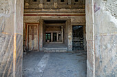 Innenraum des Hauses von Julius Polybius, Gebäude IX.13.3, in den antiken römischen Ruinen von Pompeji, Italien.
