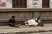 Ein Obdachloser schläft auf dem Bürgersteig in Medellin, Kolumbien.
