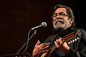 Inti-Illimani und Quilapayún sind zwei der repräsentativsten Gruppen der Nueva Canción Chilena, einer Musikbewegung, die in den 1960er Jahren entstand und sich durch eine starke folkloristische Identität und ein tiefes soziales und politisches Engagement auszeichnet, Medellin, Kolumbien