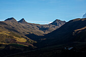 The Páramo del Almorzadero, located in the Eastern mountain range of the Colombian Andes, between the departments of Santander and Norte de Santander, is a vital high mountain ecosystem for the region. With altitudes that exceed 4,300 meters, this páramo is home to a unique biodiversity, highlighting the frailejones, mosses and lichens adapted to the extreme cold and frequent fogs. Its numerous lagoons and wetlands are the source of important rivers that supply water to local communities and agricultural activities. In addition, it is a refuge for species such as the Andean condor and endemic 