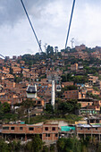 Gondeln des Medelliner Metrocable-Systems, das die einkommensschwachen Viertel in Medellin, Kolumbien, bedient.
