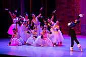 Das Allegro Dance Studio ist eine Akademie, die klassisches Ballett unterrichtet und den Tanz in Medellín fördert. Es entwickelt klassische Ballettausbildungsprogramme, die auf einem tiefen Verständnis der Technik basieren, und fördert und unterstützt gleichzeitig künstlerische Projekte.