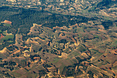 Luftaufnahme von Obstplantagen und Ackerland in der Nähe des Flughafens von Madrid in Spanien.