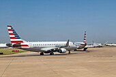 Auf der Rollbahn des internationalen Flughafens Dallas Fort Worth in der Nähe von Dallas, Texas, reihen sich die Flugzeuge zum Abheben auf.