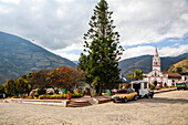 Cácota is a municipality located in the department of Norte de Santander, in the northeastern region of Colombia. With a rich history dating back to colonial times, this place has kept alive traditions that reflect the fusion between indigenous roots and Spanish heritage. Its natural environment, characterised by landscapes that combine agricultural areas and areas of native vegetation. The architecture of its buildings shows a deep cultural legacy.