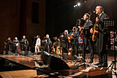 Inti-Illimani und Quilapayún sind zwei der repräsentativsten Gruppen der Nueva Canción Chilena, einer Musikbewegung, die in den 1960er Jahren entstand und sich durch eine starke folkloristische Identität und ein tiefes soziales und politisches Engagement auszeichnet, Medellin, Kolumbien